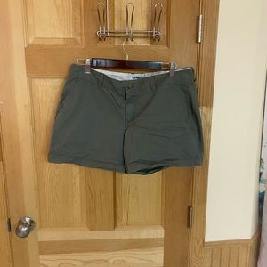 Women’s 3.5 in army green short
